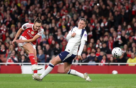 Кейтлин Фурд забивает гол