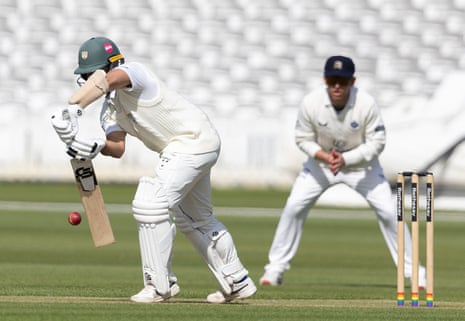 ब्रेट डी'ओलिवेरा ने एक शॉट मारा