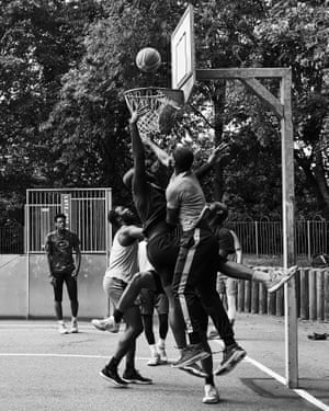 Een speler vecht hard om de basket te bereiken