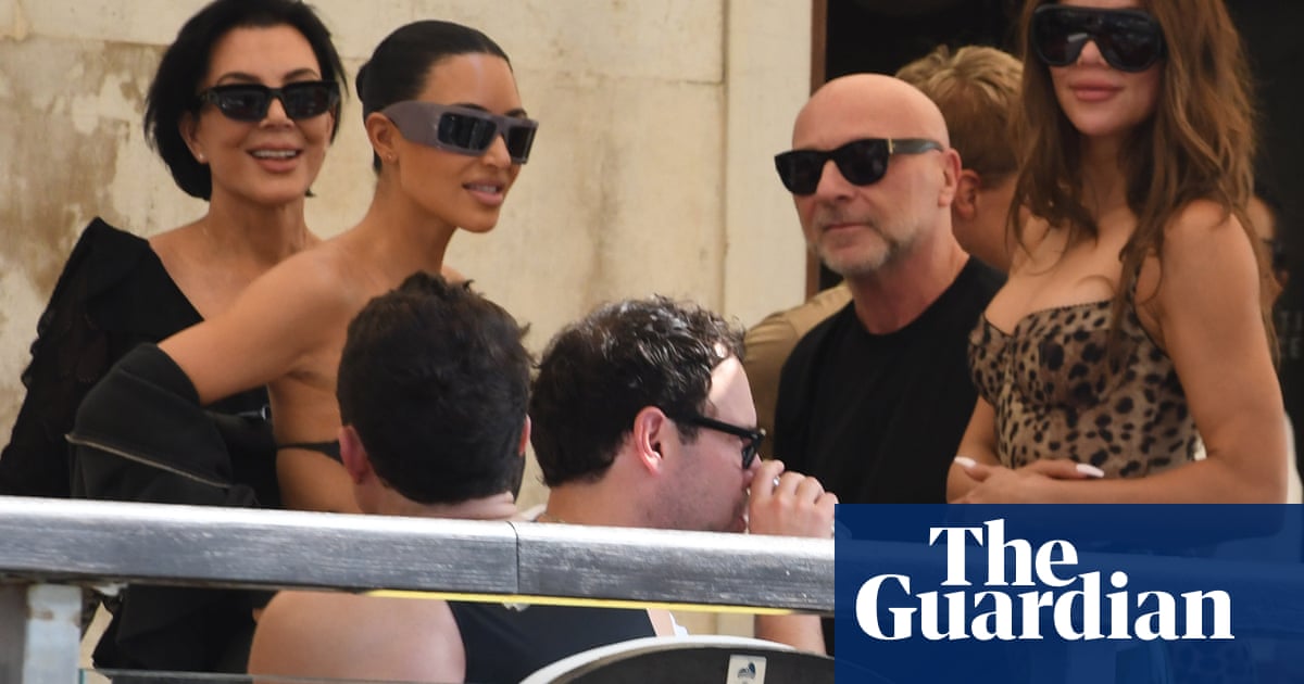 వెనిస్లోని కర్దాషియన్లు మరియు ఒక ఫ్రెంచ్ స్పైడర్మ్యాన్: ఈ రోజు ఫోటోలు – గురువారం వెనిస్లోని కర్దాషియన్లు మరియు ఒక ఫ్రెంచ్ స్పైడర్మ్యాన్: ఈ రోజు ఫోటోలు – గురువారం