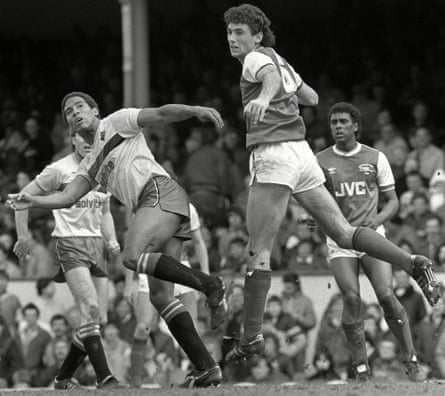 John Barnes et Martin Keown se battent pour le ballon à Highbury en 1986.