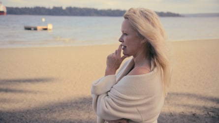 Pamela Anderson dans Pamela, une histoire d'amour.