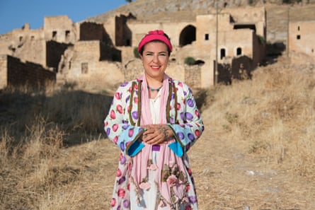 تقف دمير وخلفها منازل ماردين القديمة.