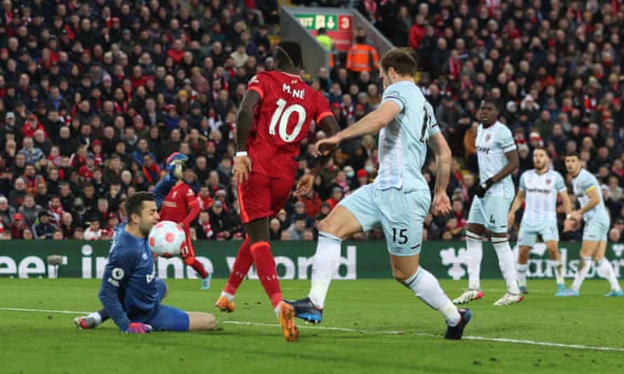 Jürgen Klopp relieved as Liverpool ‘dig deep’ to sink West Ham and cut gap | Premier League 2 Sadio Mané beats the offside trap to score what proved to be the winner at Anfield.