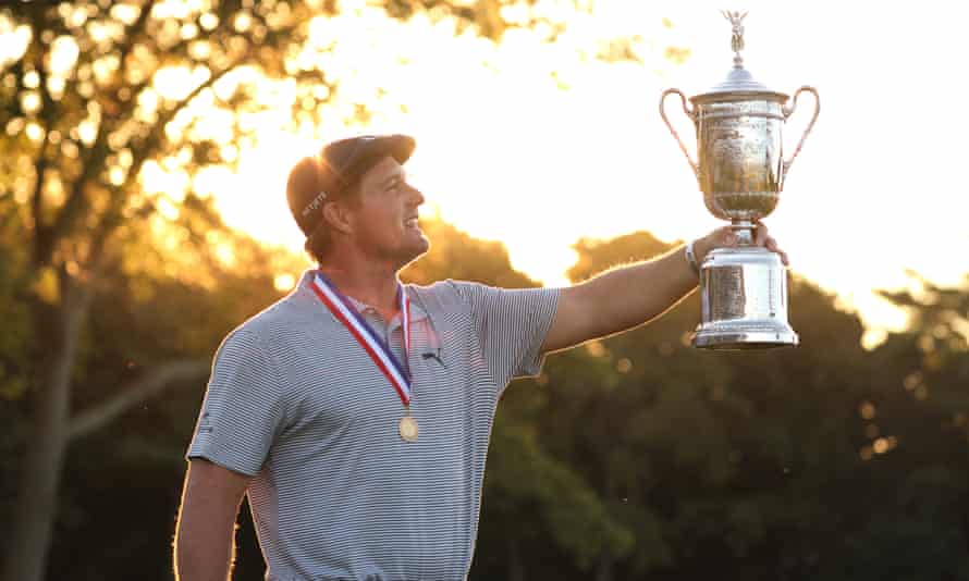 DeChambeau با جام قهرمانی پس از پیروزی در مسابقات قهرمانی آزاد ایالات متحده در سال 2020 در Winged Foot.