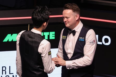 Shaun Murphy (right) shakes hands with Wu Yize after his victory