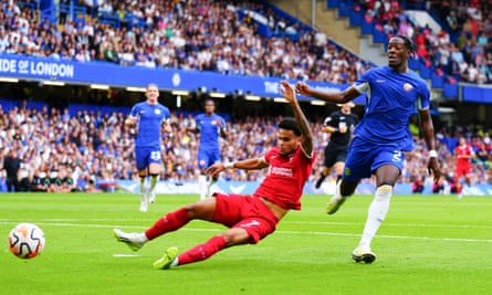 Luis Díaz slides in to give Liverpool the early lead at Chelsea