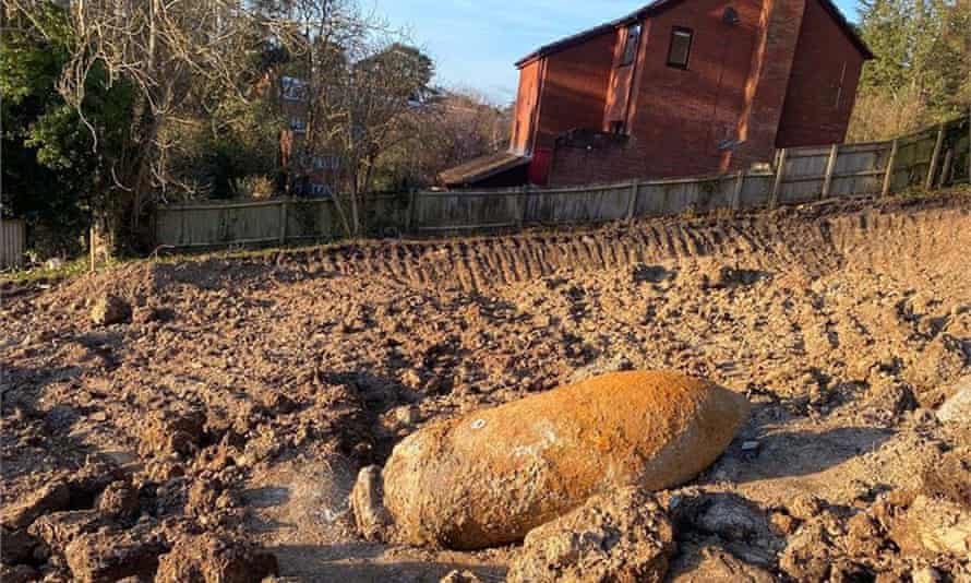Bomba de la Segunda Guerra Mundial sin detonar de Exeter Fotografía sin fecha publicada por el Ministerio de Defensa de una bomba de la Segunda Guerra Mundial sin detonar que se encontró en Exeter. Fecha de emisión: sábado 27 de febrero de 2021. Foto PA. Miles de residentes en Exeter han sido evacuados de sus hogares mientras las autoridades atienden un posible dispositivo sin explotar de la Segunda Guerra Mundial, dijo la policía. La policía de Devon y Cornwall confirmó que había un cordón de 400 metros, con 2.600 propiedades evacuadas para el examen del dispositivo, que estaba ubicado en un sitio en Glenthorne Road el viernes por la mañana. Ver PA historia POLICE Bomb. El crédito de la foto debe leer: Ministerio de Defensa / PA Wire NOTA PARA LOS EDITORES: Esta foto del folleto solo se puede usar para fines de informes editoriales para la ilustración contemporánea de eventos, cosas o personas en la imagen o hechos mencionados en el pie de foto.