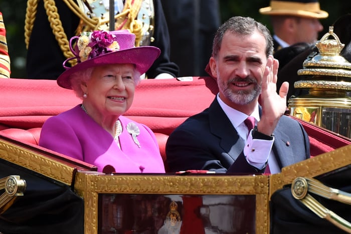 Queen Elizabeth II with Spanish King Felipe VI in 2017.