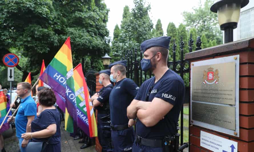Protestujący przed ambasadą Gruzji