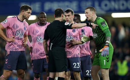 Everton players surround Darren England after he awarded Chelsea a penalty at Stamford Bridge last week.