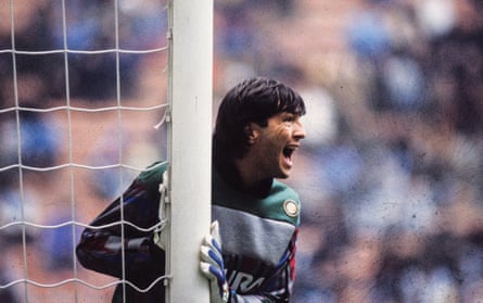 Walter Zenga playing for Inter in 1989