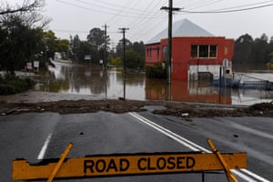 Propriedades residenciais e estradas estão submersas sob a água da inundação em Windsor