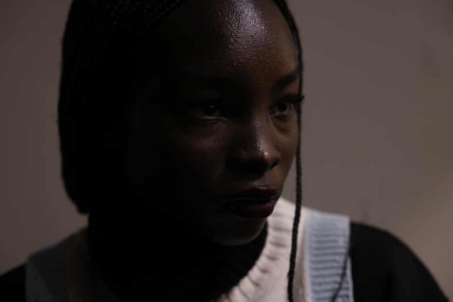 Una modella aspetta dietro le quinte per mostrare i progetti di moda aborigena all'Australian Fashion Week