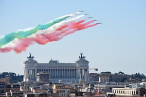 Força aérea italiana sobrevoa o Monumento Vittorio Emanuele II durante a Festa della Liberazione em Roma