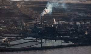 The Syncrude Oil Sands site near to Fort McMurray in Northern Alberta. Bitumen Oil Sands Tar Sands Oil refinery Canada Photograph by David Levene 22/4/15 *** FIRST USE INTENDED FOR POTENTIAL EYEWITNESS IN CONJUNCTION WITH SUZY GOLDENBERG ‘CARBON BOMB’ INTERACTIVE PLANNED FOR MID-MAY 2015***