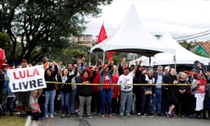 Supporters of former president Luiz Inácio Lula da Silva protest in front of federal police headquarters.