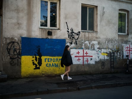 Pro-Ukrainian graffiti reading ‘Glory to the heroes’ alongside Georgian flags, just off Rustaveli Avenue.