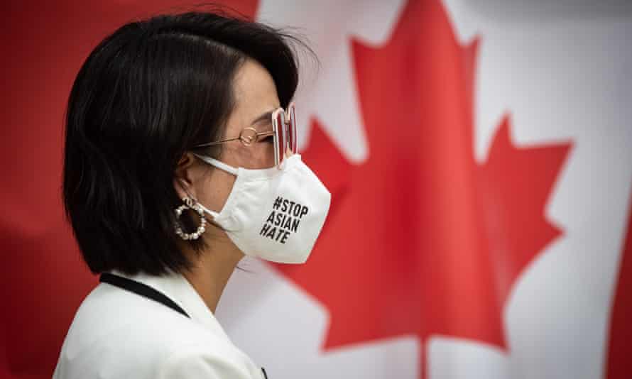 Linda Lee, presidente della Tri-City Chinese Community Society, indossa una maschera che dice 