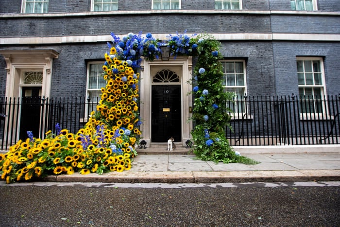 Downing Street decorated with a sunflower arch this morning. The sunflower is Ukraine’s national flower, and the tribute is up to mark Ukraine’s independence day.