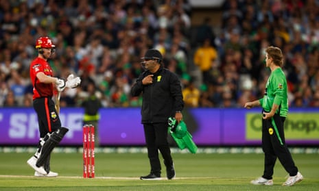 The umpire chats with Melbourne Renegades batter Tom Rogers and Stars bowler Adam Zampa after the latter attempted a controversial runout at the MCG.