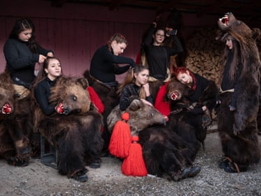 Identity (Juror pick)This series explores the New Y ear Eve rite of the Bear Dance in the Romanian towns of Asău and Dărmănești, depicting apopulation in which tradition and the future merge. On the last day of every year, the many inhabitants of Romania cometogether to symbolically initiate the new year. For one night, generations come together, dressed in often real bear skins, tousher in the new year the same way as their ancestors did. Even the smallest amongst them are dressed as little bear cubs.The tradition surrounding the Bear Dance is rooted in the culture of the Geto-Dacians—the ancestors of present-day Romaniawho lived over a 1000 years ago. For them, the bear was a sacred animal with healing powers, which is reflected in their manylegends and traditions surrounding the animal.