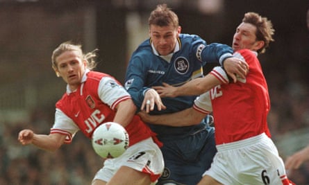 Duncan Ferguson พยายามหาทางออกผ่าน Emmanuel Petit และ Tony Adams ระหว่างเกมที่ Everton พบกับ Arsenal ในเดือนพฤษภาคม 1998