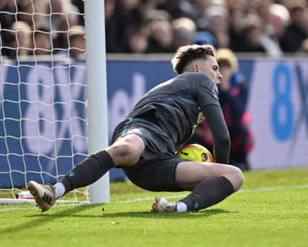 Dean Henderson saves Tolu Arokodare’s unconvincing penalty