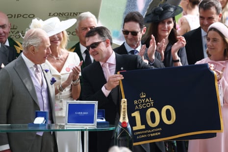 Ο Aidan O'Brien, προπονητής της Σκανδιναβίας, παρουσιάζεται με ένα αγωνιστικό χαλί για να τιμήσει τις 100 νίκες του Royal Ascot από τον βασιλιά Κάρολο.