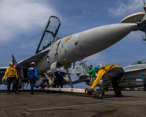 ملوانان در حال آمادهسازی یک فروند بوئینگ EA-18G Growler در عرشه پرواز ناو هواپیمابر آبراهام لینکلن.