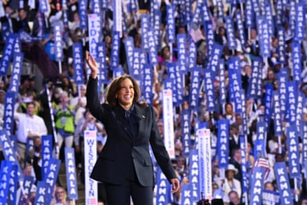 kamala harris backed by a large crowd at the Democratic convention