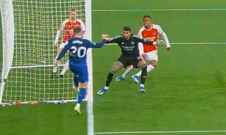 Jarrod Bowen keeps the ball in for Tomas Soucek to score