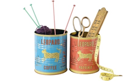 Boîtes colorées avec des aiguilles à tricoter, de la laine, des ciseaux, une règle et un ruban à mesurer