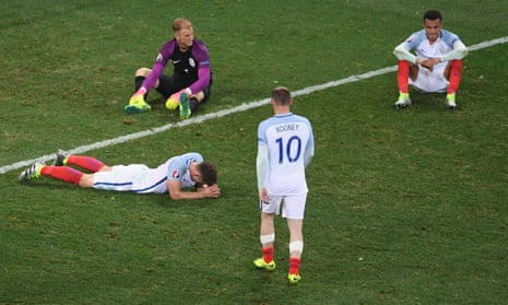Wayne Rooney walks on the pitch to console Gary Cahill, Joe Hart and Dele Alli.