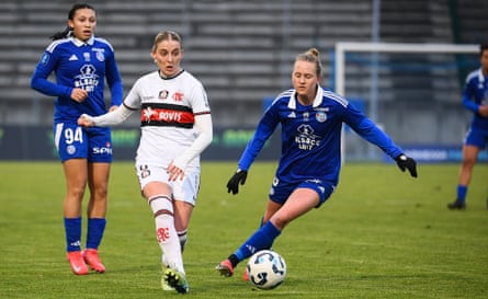 Ewelina Kamczyk (centre left) in action for Fleury against Strasbourg