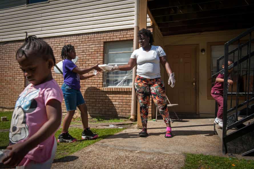 Deneka Samuel distributes hot meals to residents of the Rebelwoods Apartments in Jackson, Mississippi, on 1 April.