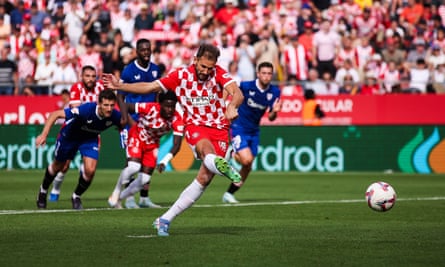 After his goalkeeper’s heroics, Cristhian Stuani scores from the penalty spot to win the game for Girona.