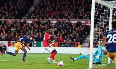 Newcastle United’s Alexander Isak scores his side’s equaliser.