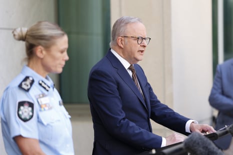 Anthony Albanese y la comisaria de la AFP, Krissy Barrett, hablan en Canberra el viernes por la mañana.