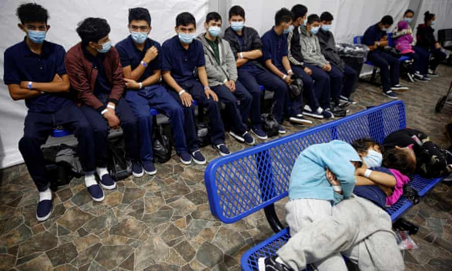 De jeunes migrants non accompagnés attendent leur tour dans une station de traitement à l'intérieur de l'installation du CBP à Donna, Texas, le 30 mars.