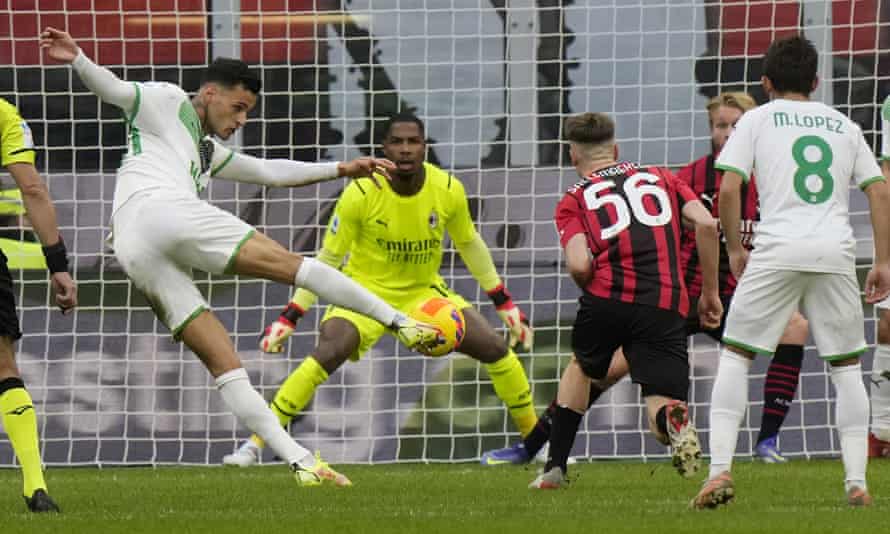 Gianluca Scamacca tire contre Milan, menant à un but contre son camp qui a donné l'avantage à Sassuolo
