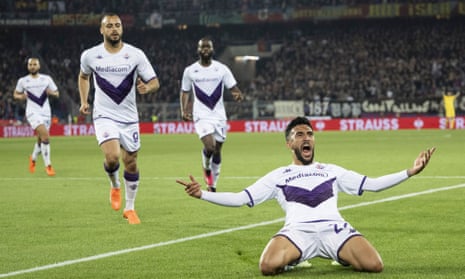 Nicolas Gonzalez (depan) merayakan setelah mencetak golnya, dan gol kedua Fiorentina malam ini di Basel.