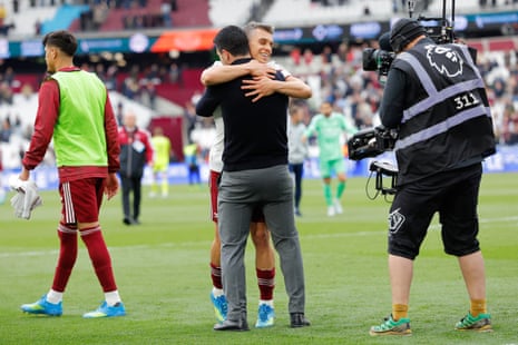 Leandro Trossard gets a hug from Mikel Arteta