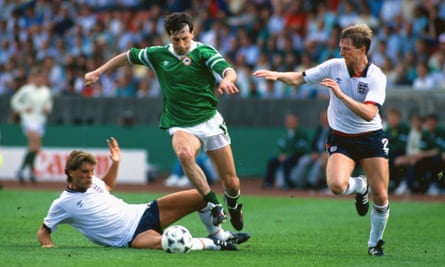 Tony Galvin, né à Huddersfield, en action pour la République d'Irlande contre l'Angleterre à l'Euro 88