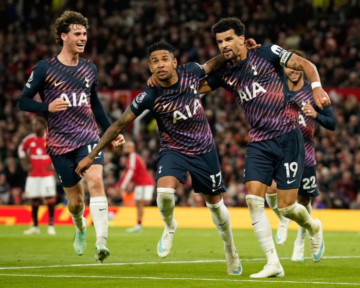 Solanke strikes late as 10-man Spurs salvage point at Manchester United