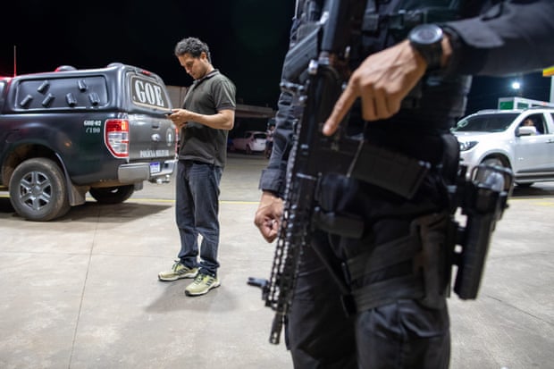 Orlando Possuelo leads the Javari activists to the Araribóia indigenous territory with protection from police special forces