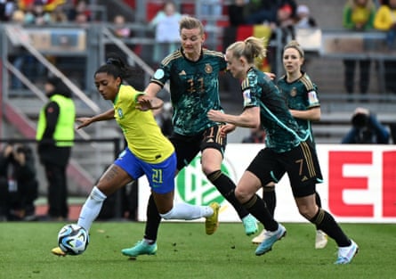 Kerolin Brasil melonjak melewati Alexandra Popp Jerman (tengah) dan Lea Schüller selama pertandingan persahabatan April mereka yang dimenangkan Brasil 2-1.
