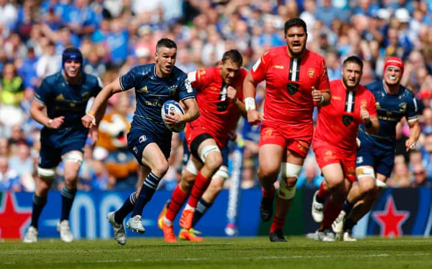 Johnny Sexton makes an open field run during Leinster's defeat of Toulouse in the semi-finals (2022).