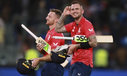 Les Anglais Jos Buttler et Alex Hales quittent le terrain après la demi-finale de cricket de la Coupe du monde T20 contre l'Inde