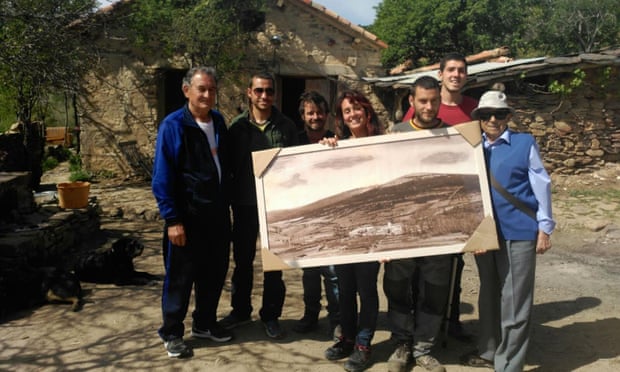 Miembros del colectivo posan con algunos de los habitantes originales de Fraguas.